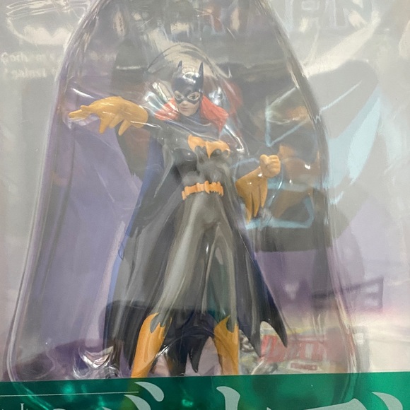 DC Multicolor Catwoman Collectible Figure - Picture 2 of 9
